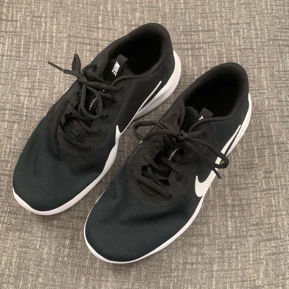 Women’s 8.5 Black Nikes- EUC